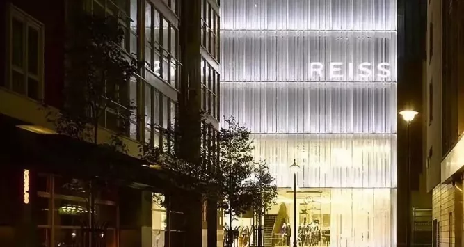 伦敦REISS总部旗舰店亚克力幕墙.png
