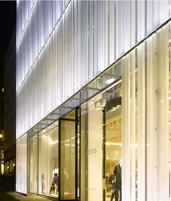 伦敦REISS总部旗舰店亚克力幕墙.png