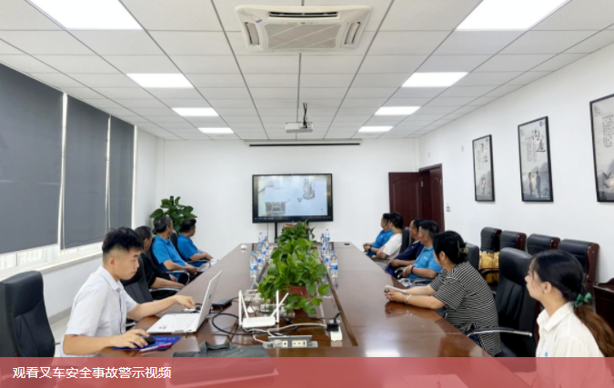 观看叉车安全事故警示视频